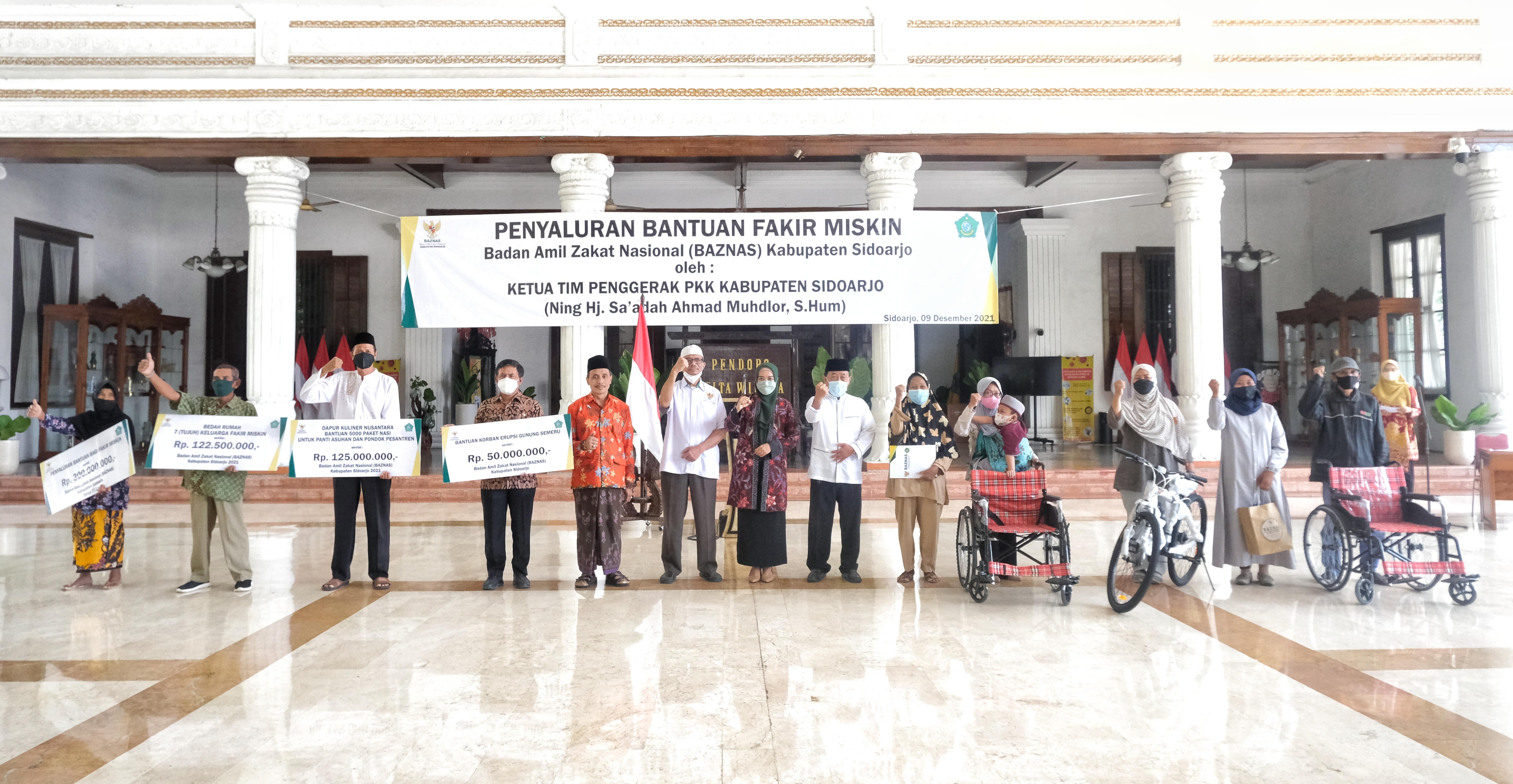 Kolaborasi dengan Baznas, PKK Sidoarjo Salurkan Bantuan Penunjang Pendidikan Senilai 300 Juta